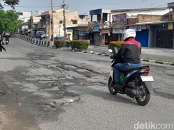 Warga Keluhkan Aspal Rusak di Depan Pintu 4 USU Tak Kunjung Diperbaiki