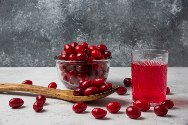 Jus cranberry murni adalah minuman untuk kesehatan organ intim yang membantu mencegah bakteri menempel pada saluran kemih.