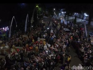 Kemeriahan Prosesi Kirab Mahkota Bino Kasih di Sumedang