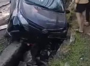 Mobil Rem Mendadak di Makassar Ditabrak hingga Nyungsep ke Got