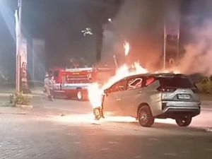 Mobil Xpander Terbakar di Bojongsari Depok