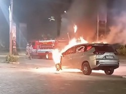Mobil Xpander Terbakar di Bojongsari Depok