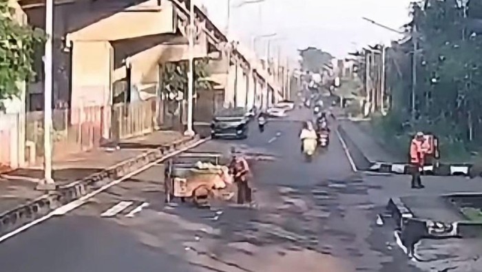 Pajero tabrak pedagang bawa gerobak di Jaktim
