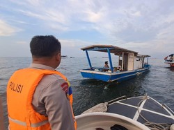 Polisi Evakuasi 11 Pemancing Hampir Tenggelam Usai Kapal Bocor di Jakut