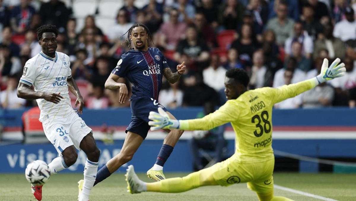 PSG gagal mengalahkan Lorient. Foto: REUTERS/Benoit Tessier