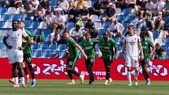 AC Milan main 10 orang dan tumbang 0-2 di kandang Sassuolo.