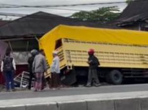 Truk Oleng Tabrak Rumah-Kios di Maros, 1 Warga Hendak Belanja Terluka