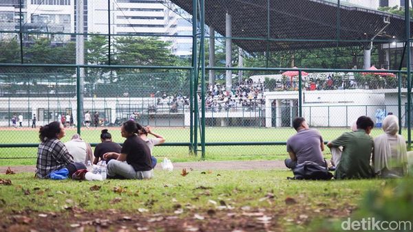 Santai Nonton Softball di GBK, Lesehan di Rumput-Duduk Berjajar di Tribun