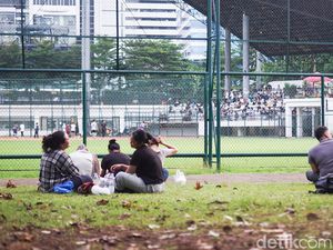 Santai Nonton Softball di GBK, Lesehan di Rumput-Duduk Berjajar di Tribun