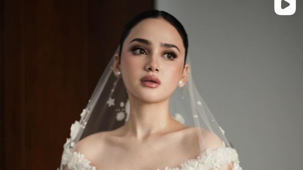 Pesona Syifa Hadju Resepsi di Bali, Pakai Gaun dengan Ribuan Bunga Handmade