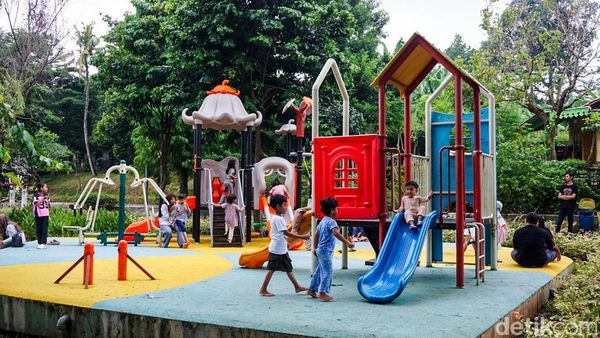 Taman Panjang Jadi Oase Santai Warga Jakarta