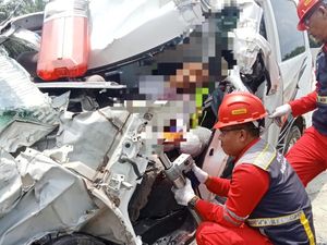 Ambulans Bawa Jenazah Tabrak Truk di Tol Tebing Tinggi-Indrapura, 2 Tewas