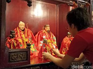 Melihat Tradisi Ganti Jubah Dewa Makco Klenteng Tjoe Tik Kiong Tulungagung