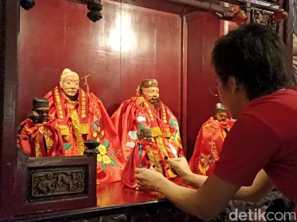 Melihat Tradisi Ganti Jubah Dewa Makco Klenteng Tjoe Tik Kiong Tulungagung