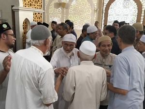 Momen Abu Bakar Baasyir Menangis Saat Cium Jenazah Istrinya