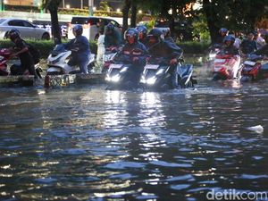 Video Jalan Swadarma Raya Jaksel Banjir, Rumah-Gerobak Pedagang Terendam