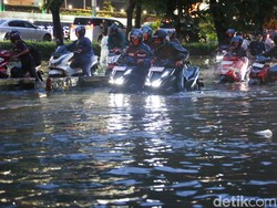 Video Jalan Swadarma Raya Jaksel Banjir, Rumah-Gerobak Pedagang Terendam