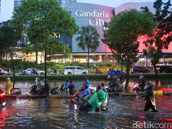 Aksi Nekat Pemotor Terobos Banjir Gancit, Berujung Didorong