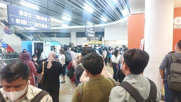 Perjalanan TransJ Terhambat Imbas Banjir, Antrean di Halte CSW Mengular