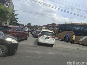 BBM Sulit Didapat di Pekanbaru, Warga Harus Rela Antre Dini Hari