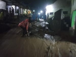 Warga Citrosono Magelang Kebanjiran, 2 Motor Sempat Hanyut