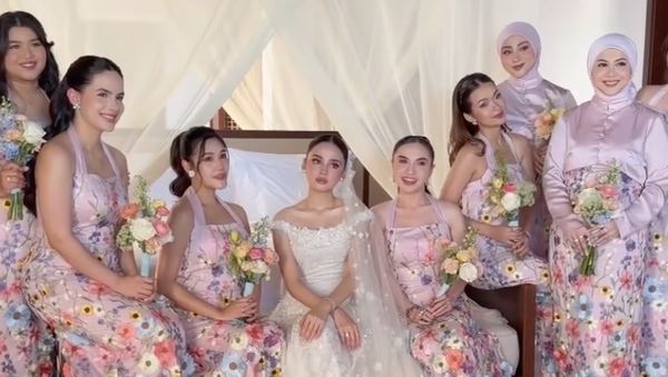 Tampilan Dreamy Bridesmaid Syifa Hadju di Bali Pakai Gaun Pink Bertabur Bunga