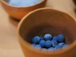 Mengenal Egyptian Blue: Warna Buatan Pertama yang Bisa Menyala