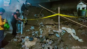 Tembok Perumahan 2,5 Meter di Cianjur Longsor, 1 Orang Tewas