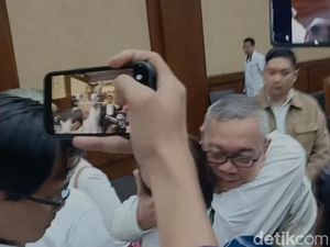 Keluarga Nangis-nangis Usai Terdakwa Korupsi LNG Divonis 4,5 Tahun Penjara