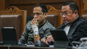 Infus Masih Menempel, Nadiem Jalani Sidang Kasus Chromebook