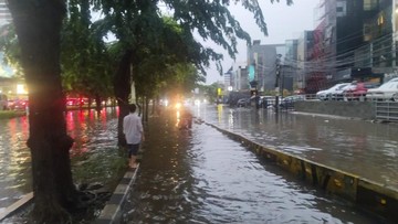 Jalan Depan Gandaria City Jaksel Banjir, Lalin Padat