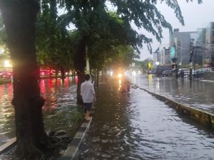 Jalan Depan Gandaria City Jaksel Banjir, Lalin Padat