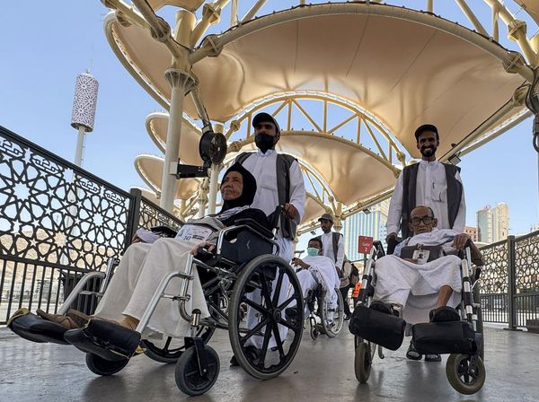 Jasa Kursi Roda Resmi Jadi Andalan Jamaah di Masjidil Haram