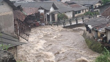 Kali Cikaret Bogor Meluap Imbas Hujan Deras, Jembatan dan Masjid Ambruk
