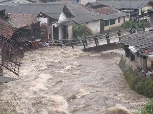 Kali Cikaret Bogor Meluap Imbas Hujan Deras, Jembatan dan Masjid Ambruk