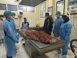 Kades Buncitan Sidoarjo yang Ditemukan Tewas Dievakuasi ke RS Bhayangkara