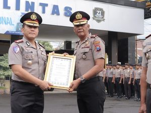 Kapolres Lamongan Beri Reward Anggota Berprestasi, Begini Pesannya
