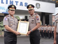 Kapolres Lamongan Beri Reward Anggota Berprestasi, Begini Pesannya