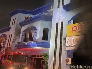 2 Orang Terjebak Kebakaran Metro Sport Center Semarang