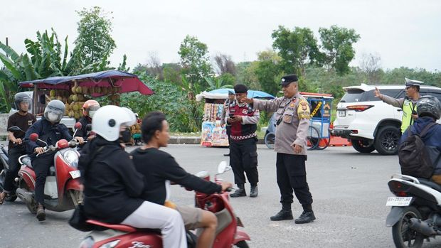 Kemacetan parah nan terjadi di jembatan Kanal Banjir Timur (KBT) perbatasan Jakut dan Kota Bekasi. Polisi mengungkap penyebab kemacetan parah tersebut. (dok Istimewa)