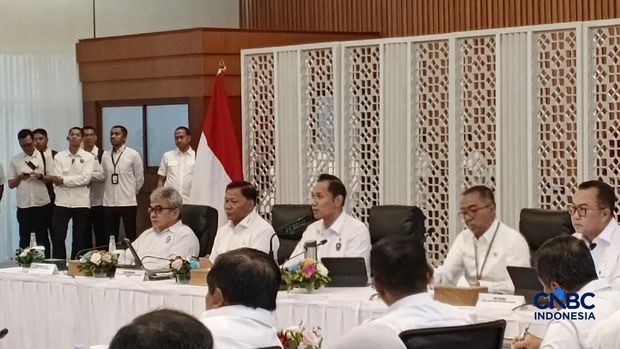 Kementerian Koordinator (Kemenko) Bidang Infrastruktur dan Pembangunan Kewilayahan menggelar rapat koordinasi (rakor) berbareng jejeran kementerian dan lembaga serta kepala wilayah untuk membahas perlindungan pesisir pantai utara (Pantura Jawa, Senin (4/5/2026). (CNBC Indonesia/Chandra Dwi Pranata)