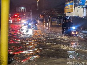 Banjir Rendam Jalan Ciseah Kutawaringin Bandung