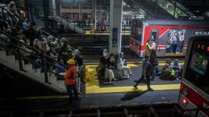 Saat KRL Terganggu Petir, Penumpang Tertahan di Tanah Abang