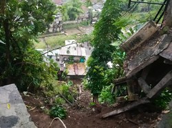 Tebing 30 Meter Longsor di Sukasari Bogor, 5 Rumah Rusak dan 1 Orang Luka