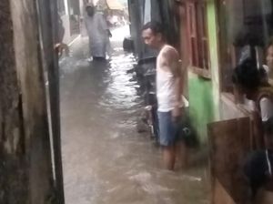TPT Longsor Imbas Sungai Ciluar Meluap, 20 Rumah di Bogor Terendam Banjir