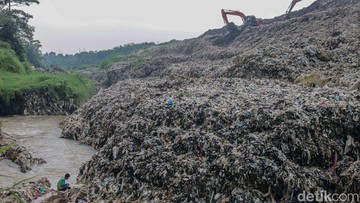 Longsoran TPA Cipayung Persempit Kali Pesanggrahan