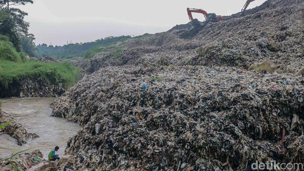 Longsoran TPA Cipayung Persempit Kali Pesanggrahan