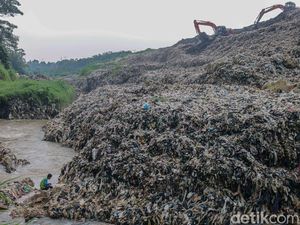 Longsoran TPA Cipayung Persempit Kali Pesanggrahan