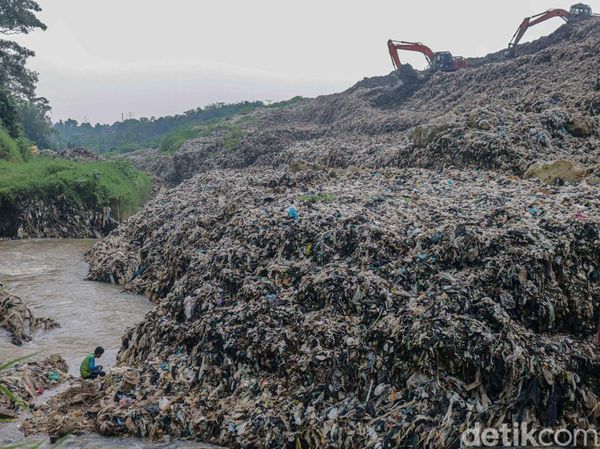 Longsoran TPA Cipayung Persempit Kali Pesanggrahan