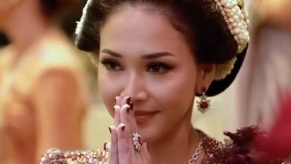 Pesona Maia Estianty Pakai Perhiasan Blue Sapphire-Red Ruby yang Bikin Salfok